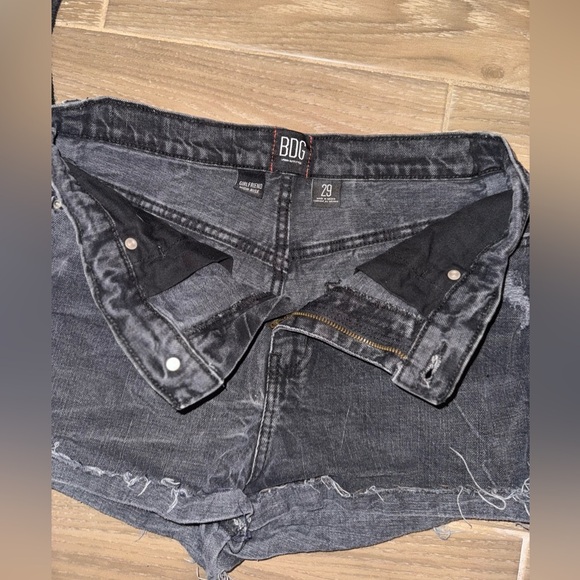 BDG Girlfriend Washed Blacked Distressed raw Hem
High-Waisted Denim Shorts 29 - Picture 7 of 14
